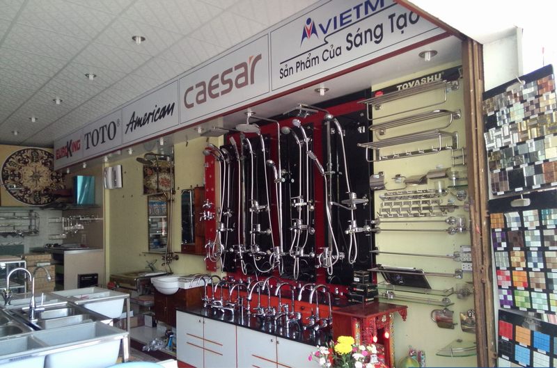 Thiết kế thi công showroom vật liệu xây dựng với mẫu kệ trưng bày vòi sen và thiết bị nhà tắm 47