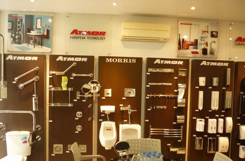 Thiết kế thi công showroom vật liệu xây dựng với mẫu kệ trưng bày vòi sen và thiết bị nhà tắm 48