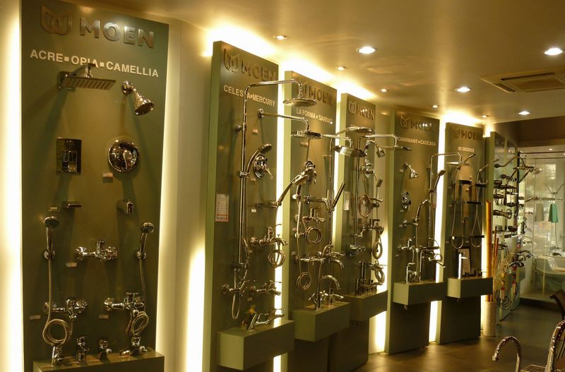 Thiết kế thi công showroom vật liệu xây dựng với mẫu kệ trưng bày vòi sen và thiết bị nhà tắm 5499