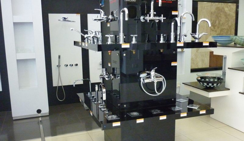 Thiết kế thi công showroom vật liệu xây dựng với mẫu kệ trưng bày vòi sen và thiết bị nhà tắm 6