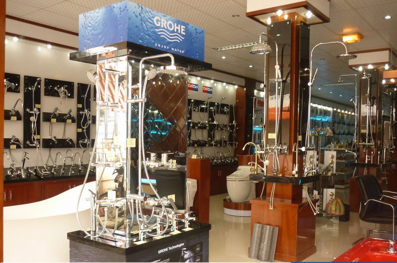 Thiết kế thi công showroom vật liệu xây dựng với mẫu kệ trưng bày vòi sen và thiết bị nhà tắm 50