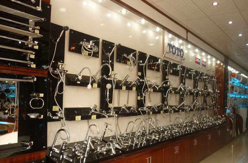 Thiết kế thi công showroom vật liệu xây dựng với mẫu kệ trưng bày vòi sen và thiết bị nhà tắm 51