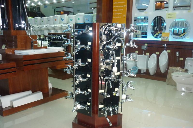 Thiết kế thi công showroom vật liệu xây dựng với mẫu kệ trưng bày vòi sen và thiết bị nhà tắm 4522222