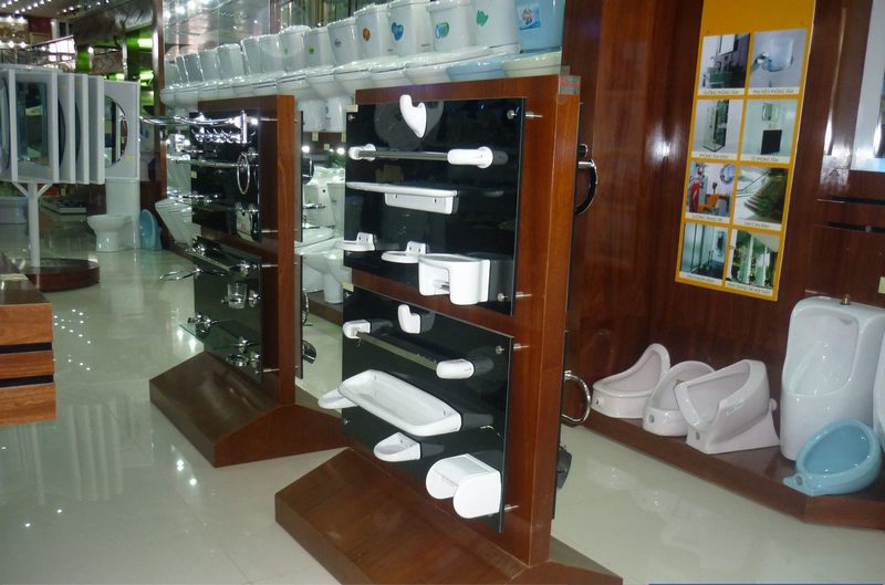 Thiết kế thi công showroom vật liệu xây dựng với mẫu kệ trưng bày vòi sen và thiết bị nhà tắm 53