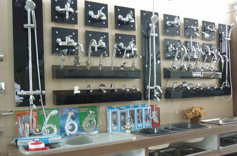Thiết kế thi công showroom vật liệu xây dựng với mẫu kệ trưng bày vòi sen và thiết bị nhà tắm 666