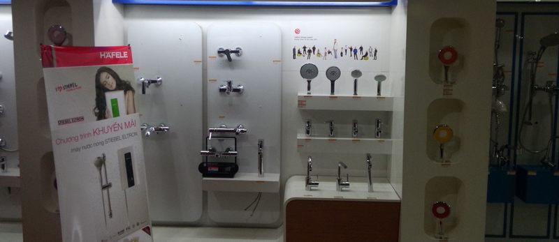 Thiết kế thi công showroom vật liệu xây dựng với mẫu kệ trưng bày vòi sen và thiết bị nhà tắm 7