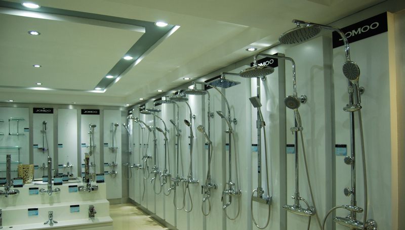 Thiết kế thi công showroom vật liệu xây dựng với mẫu kệ trưng bày vòi sen và thiết bị nhà tắm 8