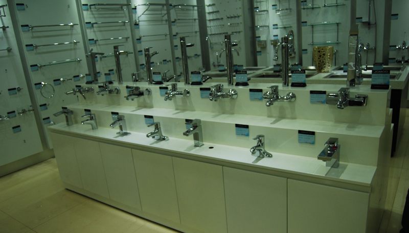 Thiết kế thi công showroom vật liệu xây dựng với mẫu kệ trưng bày vòi sen và thiết bị nhà tắm 9