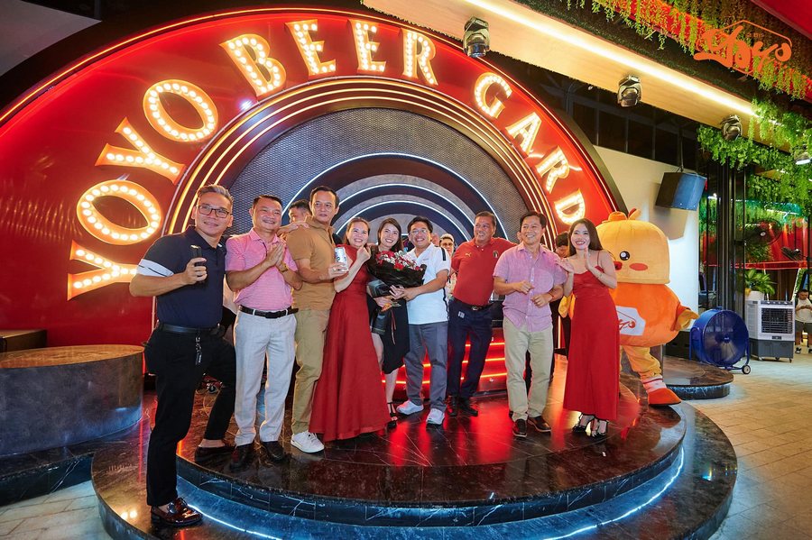 Mẫu Beer Garden Tropical Nightlife nổi bật với trần cây xanh và hệ LED nghệ thuật