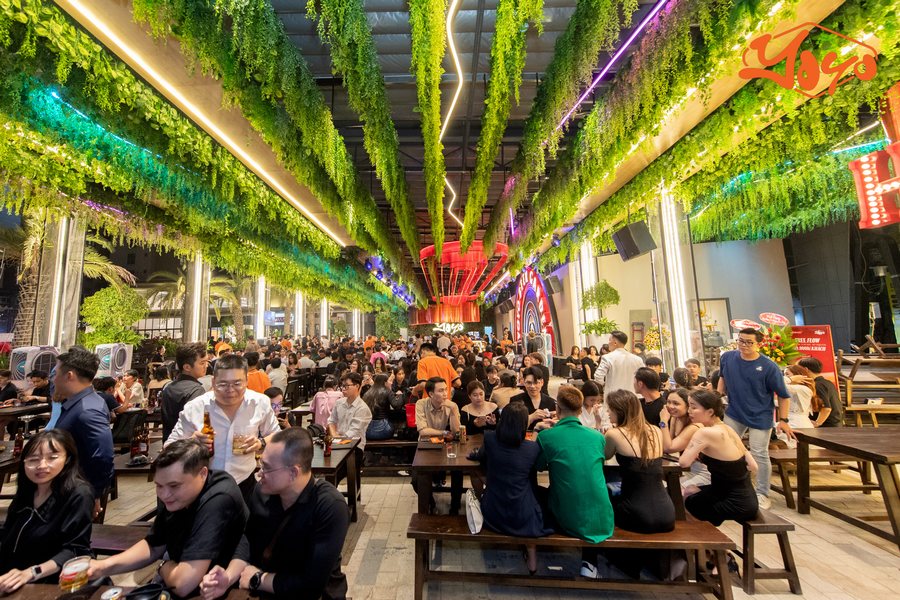 Thiết kế Beer Garden Tropical Nightlife không gian mở với trần cây xanh và ánh sáng LED hiện đại