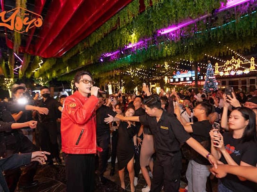 Không gian Beer Garden trần cây xanh nghệ thuật cùng hệ thống đèn LED nổi bật