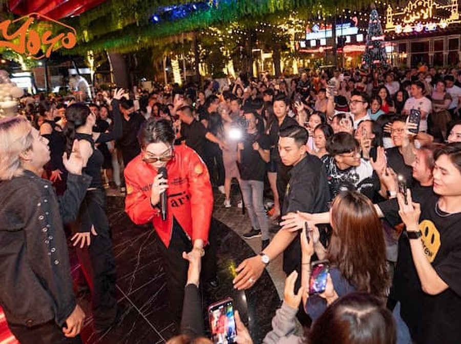 Thi công Beer Garden đẹp với bố trí bàn khoa học và sân khấu biểu diễn trung tâm