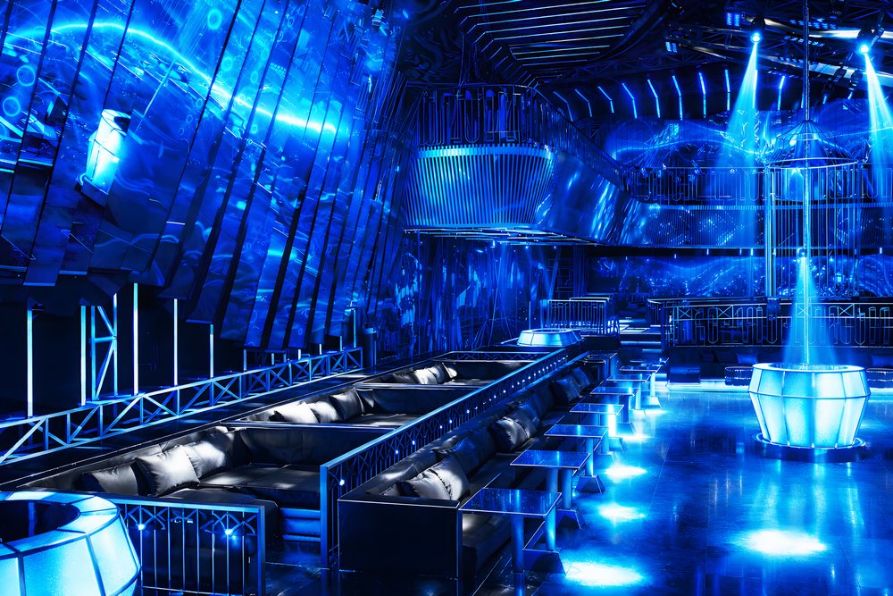 Mặt tiền Bar Club nổi bật với kiến trúc LED hiện đại và nhận diện thương hiệu mạnh mẽ. Thiết kế Bar Club đẳng cấp với khu vực VIP tầng lửng hướng trọn tầm nhìn sân khấu. 