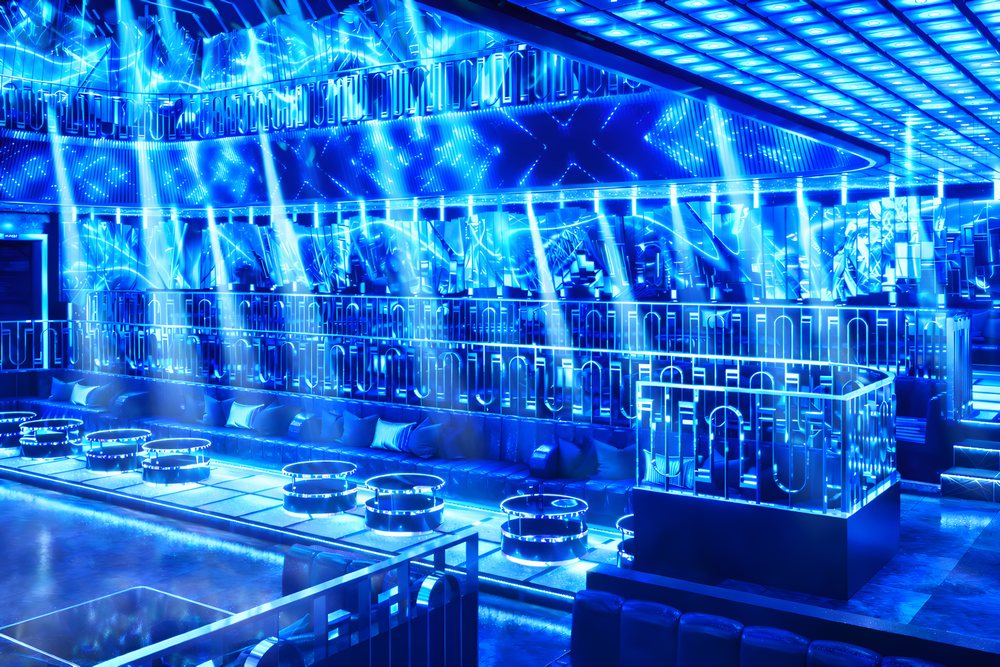 Không gian Bar Club hiện đại với sân khấu trung tâm quy mô lớn và hiệu ứng ánh sáng chuyên nghiệp 