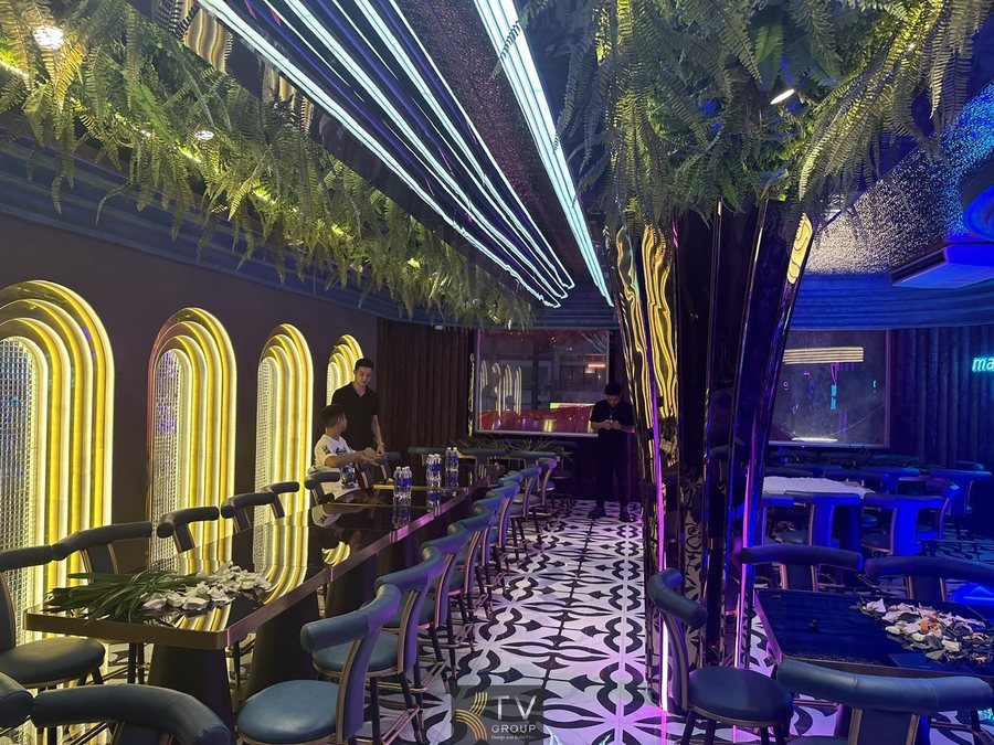 Hệ thống ánh sáng LED chạy line tạo hiệu ứng thị giác mạnh  Không gian Beer Garden kết hợp ánh sáng hồng xanh hiện đại  Cột trang trí phát sáng độc đáo trong thiết kế lounge 