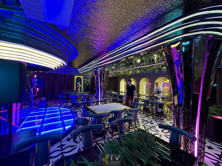 Thiết kế không gian ngoài trời Beer Garden kết hợp bàn ghế tối giản hiện đại  Kiến trúc mặt tiền nhà hàng với LED cong tạo điểm nhấn nhận diện thương hiệu  Không gian lounge bên trong với ánh sáng đa tầng và nội thất cao cấp 