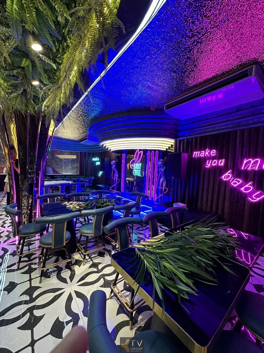 Thiết kế không gian ngoài trời Beer Garden kết hợp bàn ghế tối giản hiện đại  Kiến trúc mặt tiền nhà hàng với LED cong tạo điểm nhấn nhận diện thương hiệu  Không gian lounge bên trong với ánh sáng đa tầng và nội thất cao cấp 2