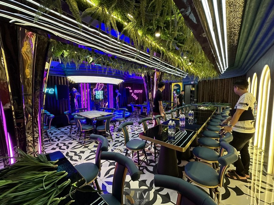 Thiết kế thi công nhà hàng Lounge Beer Garden tập trung vào hiệu ứng ánh sáng – yếu tố quyết định trải nghiệm. Diện tích rộng được khai thác làm nhiều khu bàn linh hoạt. Nội thất kim loại và nệm êm mang lại sự sang trọng. Vật liệu phản chiếu giúp tăng độ rộng không gian. Trần phủ cây xanh tạo cảm giác mát. Điểm đặc biệt: cột trang trí lớn kèm dải LED uốn cong xuyên suốt không gian.