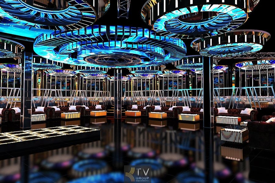 Ánh sáng là linh hồn của không gian Lounge Bar với trần LED vòng và đèn line tạo hiệu ứng chuyển động theo nhịp nhạc. 
