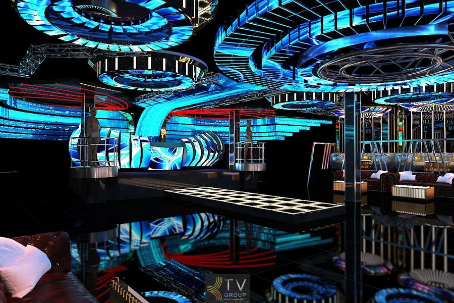 Thiết kế Lounge Bar 1000m² phong cách hiện đại với trần LED vòng công nghệ cao, sân khấu DJ trung tâm và bố trí bàn ghế hướng trục tạo trải nghiệm âm nhạc sống động.