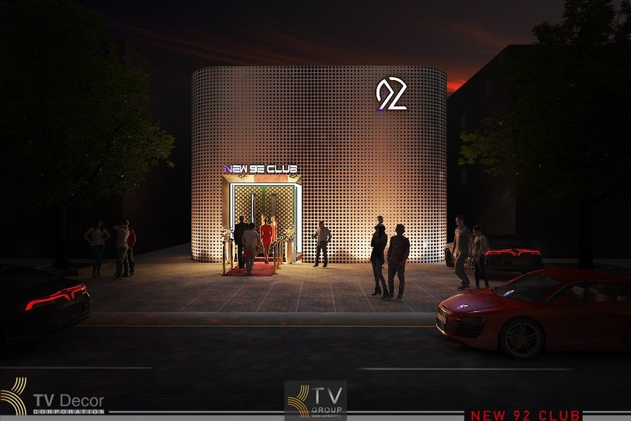 Thiết kế mặt tiền Bar Club 92 phong cách hiện đại với khối cong kim loại đục lỗ và hiệu ứng giao hưởng ánh sáng nổi bật trong không gian phố đêm.