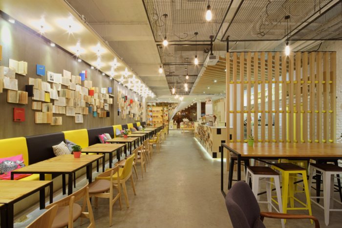 Không gian cafe sách đơn giản nội thất ấn tượng,nội thất đẹp bền như gỗ, gạch với một sàn bê tông,màu sắc thư giãn 