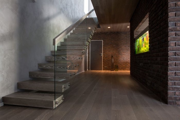thiết kế nội thất cầu thang gỗ hợp tông màu