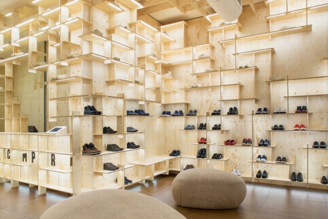 Ý tưởng thiết kế shop giầy với nội thất gỗ độc đáo1