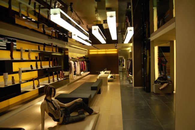 Thiết kế shop thời trang showroom sang trọng 20