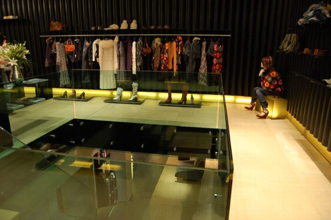 Thiết kế shop thời trang showroom sang trọng 5