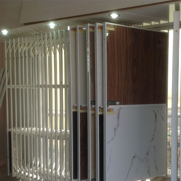 Báo giá kệ gạch lùa và kéo ưa chuộng trong thi công showroom vật liệu xây dựng