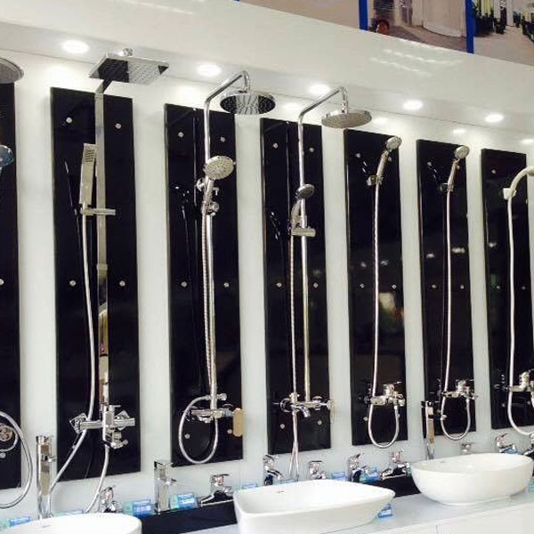 Báo giá thiết kế thi công showroom vật liệu xây dựng với mẫu kệ trưng bày vòi sen và thiết bị nhà tắm