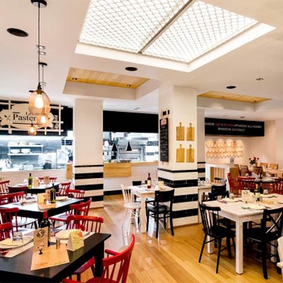 Ý tưởng thiết kế nhà hàng Ý đẹp với tông màu trắng đen và gỗ nổi bật